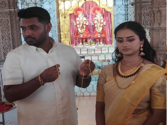अमेरिका से आकर दूल्हा-दुल्हन ने जयपुर के स्वामीनारायण मंदिर में हिंदू रीति-रिवाज से शादी की।
