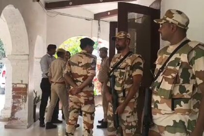 कानपुर: साथी की मां पर बर्बर हमले से भड़के ITBP जवान, पुलिस कमिश्नर दफ्तर घेरकर मांगा इंसाफ