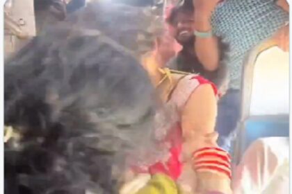ट्रेन का वीडियो वायरल: दो महिलाएं सबके सामने करने लगीं ऐसा, ट्रेन में मौजूद लोग...