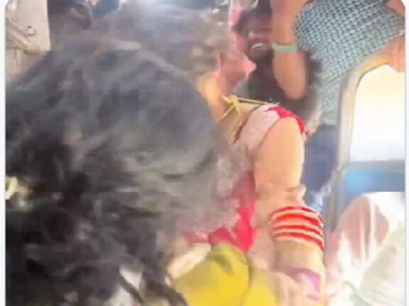 ट्रेन का वीडियो वायरल: दो महिलाएं सबके सामने करने लगीं ऐसा, ट्रेन में मौजूद लोग...