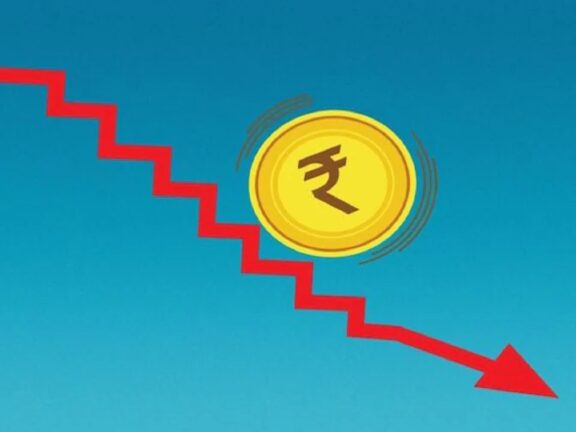डॉलर के मुकाबले भारतीय रुपया 95.50 के रिकॉर्ड निचले स्तर पर पहुंच गया है