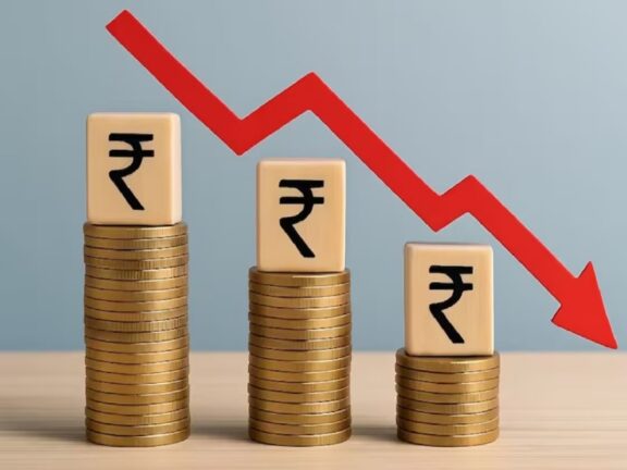 डॉलर के मुकाबले रुपया 95.94 के रिकॉर्ड निचले स्तर पर पहुंचा, जल्द ही ऐसा हो सकता है