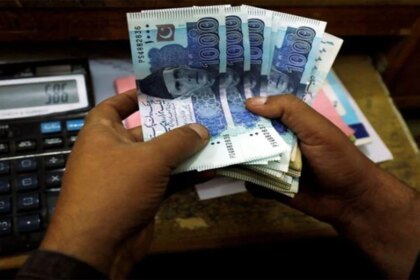 पाकिस्तान का 'टैक्स टेरर': घुट रहा कारोबारियों का दम, उद्योग जगत ने दी तबाही की आखिरी चेतावनी!