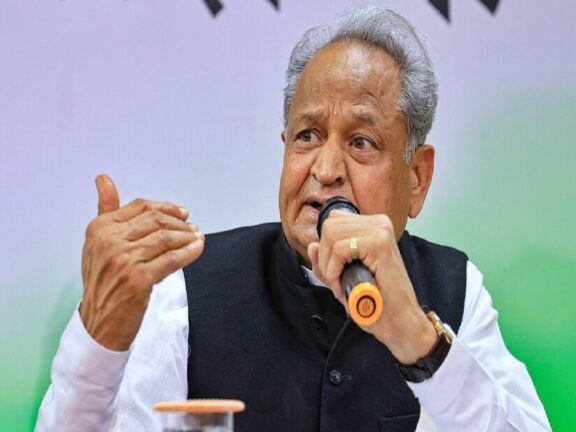 पेट्रोल-डीजल को लेकर गहलोत का बड़ा बयान, कहा- सरकार को झूठ बोलने और जनता को गुमराह करने की सजा मिले...