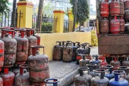 महंगाई का झटका: 993 रुपये महंगा हुआ कमर्शियल एलपीजी सिलेंडर, कीमत 3,000 रुपये के पार