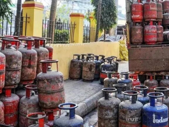 महंगाई का झटका: 993 रुपये महंगा हुआ कमर्शियल एलपीजी सिलेंडर, कीमत 3,000 रुपये के पार