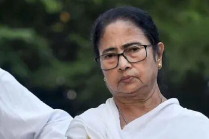 सीएम ममता बनर्जी के आवास के बाहर से सुरक्षा बैरिकेड हटा दिए गए हैं.