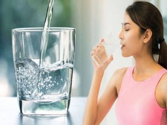 हेल्थ टिप्स: रोज सुबह गर्म पानी पीने से मिलते हैं ये अद्भुत स्वास्थ्य लाभ