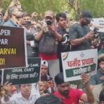 जंतर-मंतर पर संग्राम: सोनम वांगचुक के साथ शिक्षा मंत्री के इस्तीफे की मांग पर अड़ी कॉकरोच जनता पार्टी!