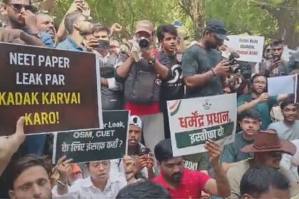 जंतर-मंतर पर संग्राम: सोनम वांगचुक के साथ शिक्षा मंत्री के इस्तीफे की मांग पर अड़ी कॉकरोच जनता पार्टी!