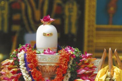 प्रदोष व्रत: प्रदोष व्रत के दौरान शिवलिंग पर जरूर चढ़ाएं ये चीजें, साथ ही करें इन नियमों का पालन