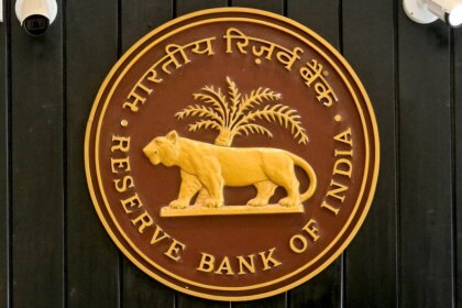 बैंकों की मनमानी पर RBI का बड़ा एक्शन: लोन के साथ जबरन इंश्योरेंस बेचा तो मिलेगा 'Full Refund'!