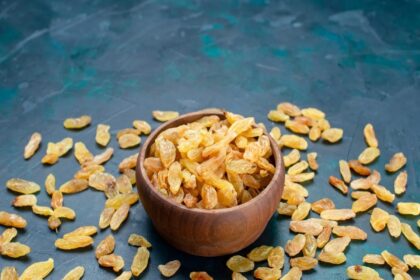 हेल्थ टिप्स: पानी में भिगोकर करें किशमिश का सेवन, मिलेंगे कई फायदे