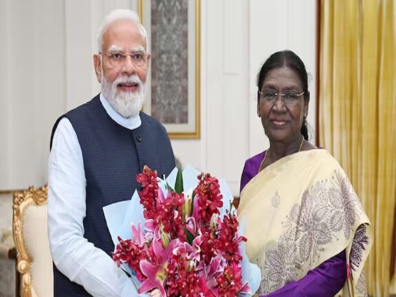 PM MODI: प्रधानमंत्री मोदी और राष्ट्रपति मुर्मू के बीच मुलाकात, मंत्रिपरिषद में फेरबदल की चर्चाओं ने पकड़ा जोर