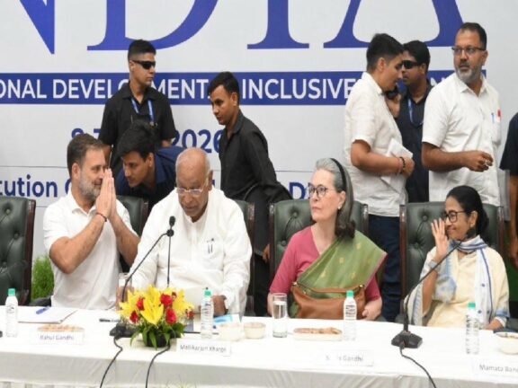 इंडिया ब्लॉक की बैठक में शामिल हुए 25 दलों के नेता, पांच मुद्दों पर बनी सहमति