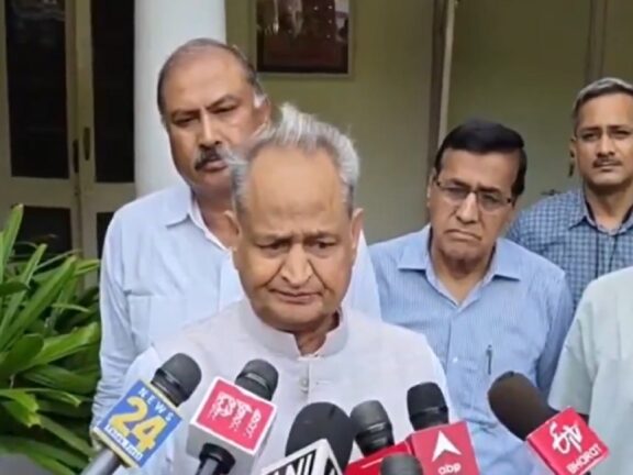 कांग्रेस से अलग हुए दलों को फिर से कांग्रेस में शामिल होना चाहिए और राहुल गांधी को अपना नेता स्वीकार करना चाहिए: गहलोत