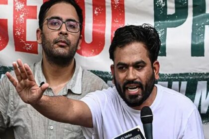 कॉकरोच जनता पार्टी ने जंतर-मंतर पर 5 घंटे तक प्रदर्शन किया, अभिजीत दीपके ने शिक्षा मंत्री से इस्तीफा मांगा
