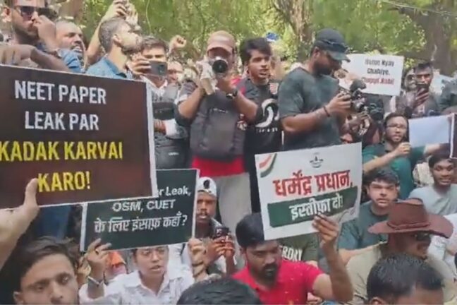 जंतर-मंतर पर संग्राम: सोनम वांगचुक के साथ शिक्षा मंत्री के इस्तीफे की मांग पर अड़ी कॉकरोच जनता पार्टी!