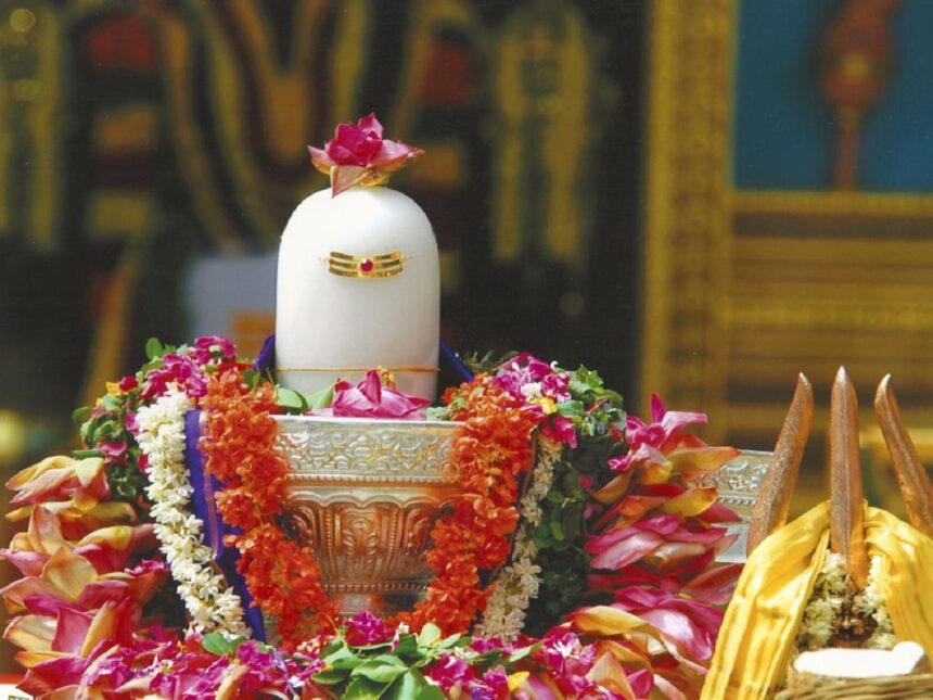 प्रदोष व्रत: प्रदोष व्रत के दौरान शिवलिंग पर जरूर चढ़ाएं ये चीजें, साथ ही करें इन नियमों का पालन