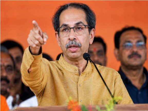 महाराष्ट्र: उद्धव ठाकरे ने कहा, गडकरी और शिवराज सिंह की तरह फड़णवीस को पीएम रेस से बाहर करने की साजिश