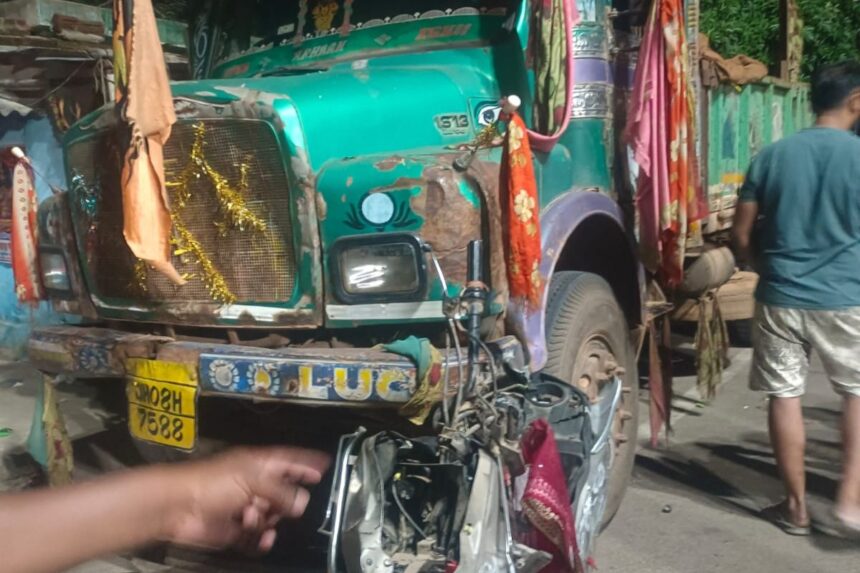 लोहरदगा में काल बनकर दौड़ा ट्रक: तीन भाई-बहनों को रौंदा, दो की मौके पर ही दर्दनाक मौत।
