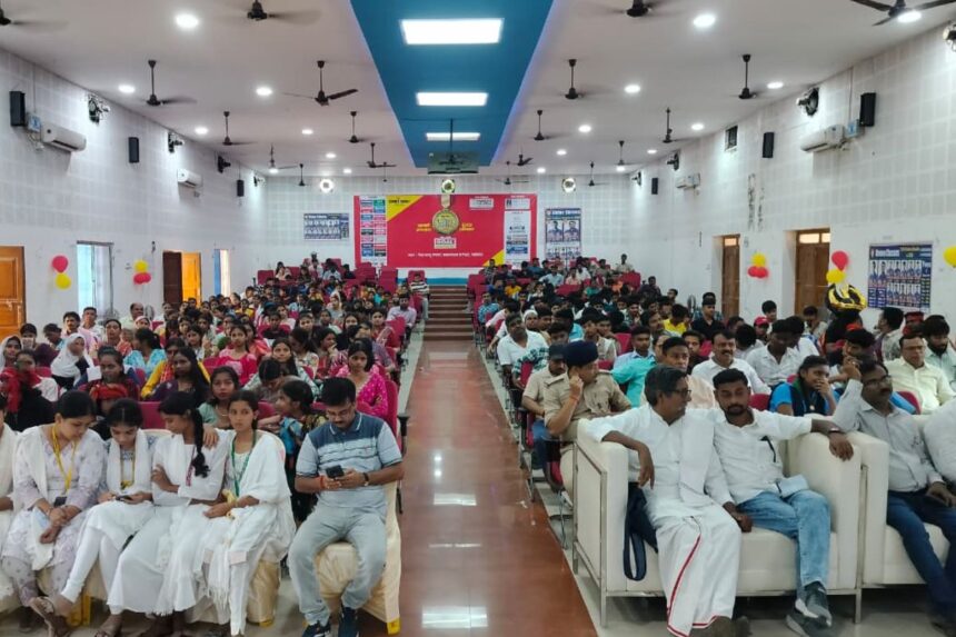 साहिबगंज में प्रतिभा का महाकुंभ: अवेयर मीडिया न्यूज़ ने 400 से अधिक मेधावियों को नवाजा