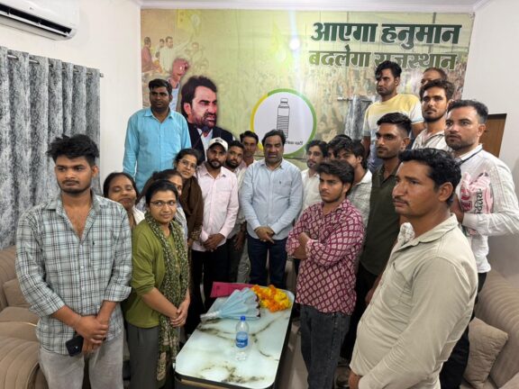 हनुमान बेनीवाल ने सीएम भजनलाल से उनकी सेवाएं तुरंत बहाल करने की मांग की.