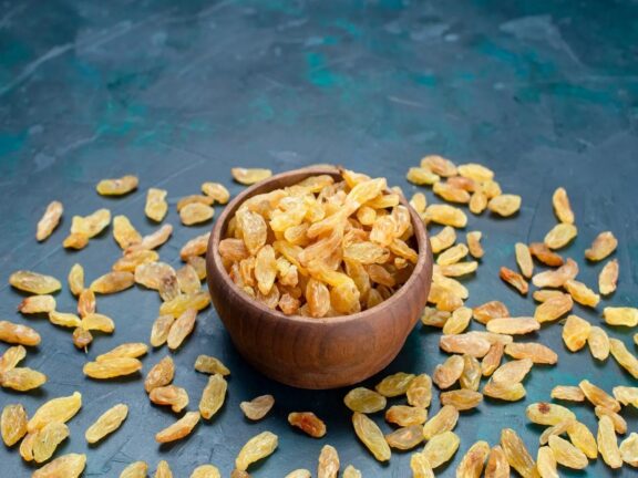 हेल्थ टिप्स: पानी में भिगोकर करें किशमिश का सेवन, मिलेंगे कई फायदे