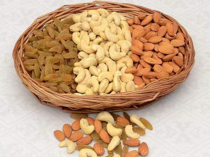 हेल्थ टिप्स: रोजाना कितनी मात्रा में खाना चाहिए काजू-बादाम, मिलते हैं ये फायदे