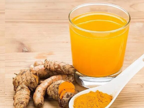 हेल्थ टिप्स: सुबह खाली पेट हल्दी वाला पानी पीने से मिलते हैं ये स्वास्थ्य लाभ, तुरंत करना शुरू करें