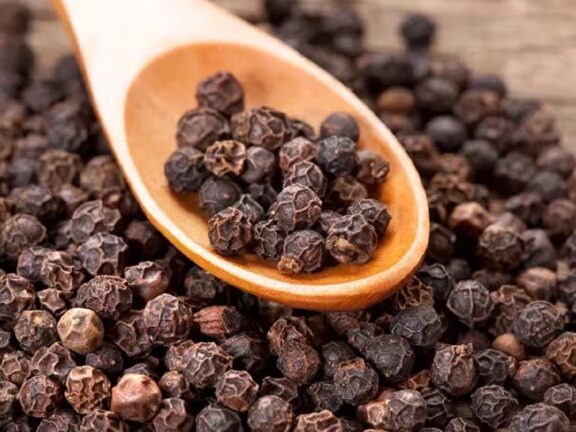 हेल्थ टिप्स: सेहत के लिए बेहद फायदेमंद है काली मिर्च, फायदे जानकर हैरान रह जाएंगे आप