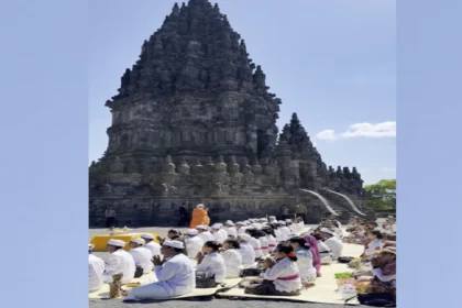 इंडोनेशिया के भव्य प्रम्बानन मंदिर में PM मोदी की शिव भक्ति: त्रिदेवों के दर पर टेका मत्था, बोले- 'शिव से जुड़ना मेरा सौभाग्य'