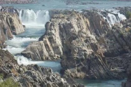 ट्रैवल टिप्स: मध्य प्रदेश का बेहद खूबसूरत पर्यटन स्थल है भेड़ाघाट, एक बार जरूर जाएं