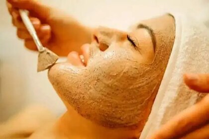 ब्यूटी टिप्स: मुल्तानी मिट्टी और टमाटर से बना ये फेस पैक बढ़ा देगा चेहरे की खूबसूरती