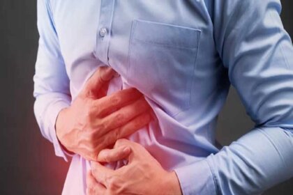 हेल्थ टिप्स: कब्ज की समस्या से छुटकारा पाने के लिए करें इन नेचुरल ड्रिंक्स का सेवन, मिलेगा आराम
