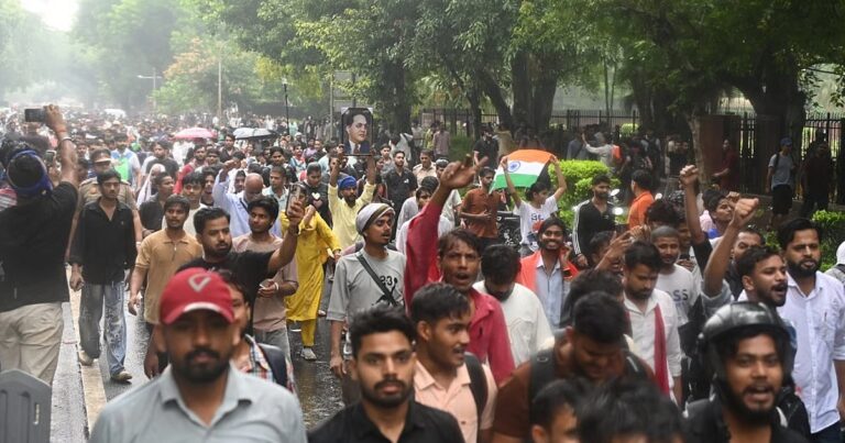इस शीर्षक को एक नया, आकर्षक रूप में बदलें और केवल एक ही परिणाम दें,कोई निर्देश न दे: संसद की ओर मार्च कर रहे प्रदर्शनकारियों पर लाठीचार्ज, अभिजीत दीपके को हिरासत में लिया गया, पुलिस ने किया खंडन