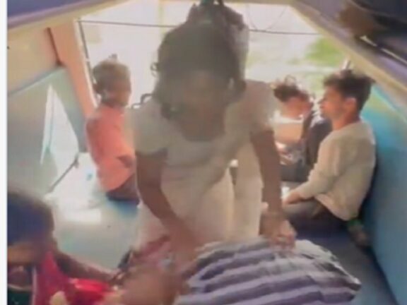 Video Viral: सोती हुई महिला से युवक करने लगा अश्लील हरकत, फिर हुआ ये...