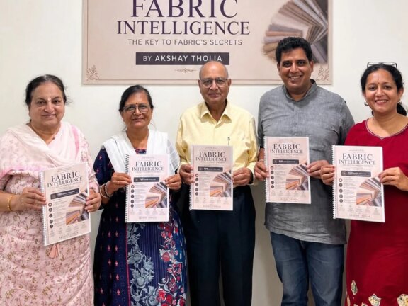 अंतर्राष्ट्रीय टेक्सटाइल कोच और लेखक अक्षय थोलिया की पुस्तक 'फैब्रिक इंटेलिजेंस' का विमोचन।