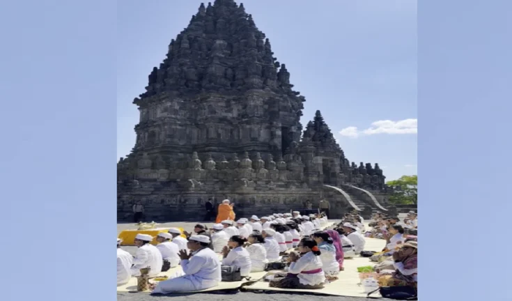 इंडोनेशिया के भव्य प्रम्बानन मंदिर में PM मोदी की शिव भक्ति: त्रिदेवों के दर पर टेका मत्था, बोले- 'शिव से जुड़ना मेरा सौभाग्य'