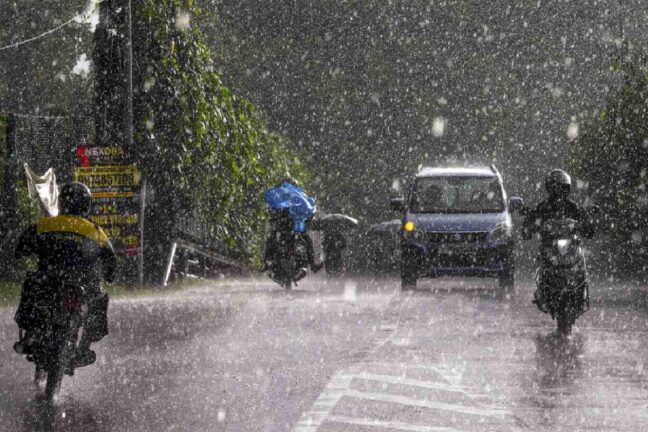 झारखंड में मूसलाधार बारिश का अलर्ट: IMD की चेतावनी ने बढ़ाई चिंता, जानें अन्य राज्यों का हाल