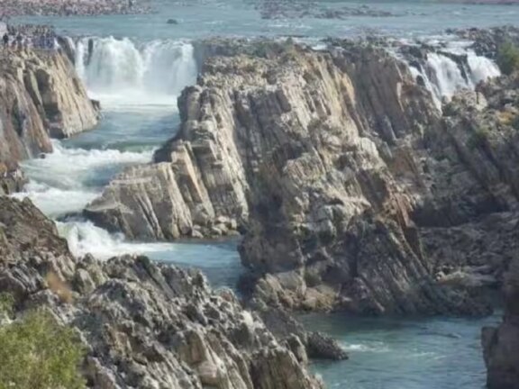 ट्रैवल टिप्स: मध्य प्रदेश का बेहद खूबसूरत पर्यटन स्थल है भेड़ाघाट, एक बार जरूर जाएं
