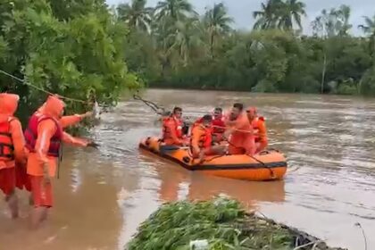 नवसारी में थमी बारिश पर सैलाब का सितम जारी: NDRF ने 'देवदूत' बन बचाई 80 से ज्यादा जिंदगियां।