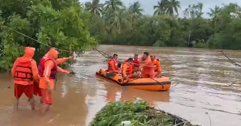 नवसारी में थमी बारिश पर सैलाब का सितम जारी: NDRF ने 'देवदूत' बन बचाई 80 से ज्यादा जिंदगियां।