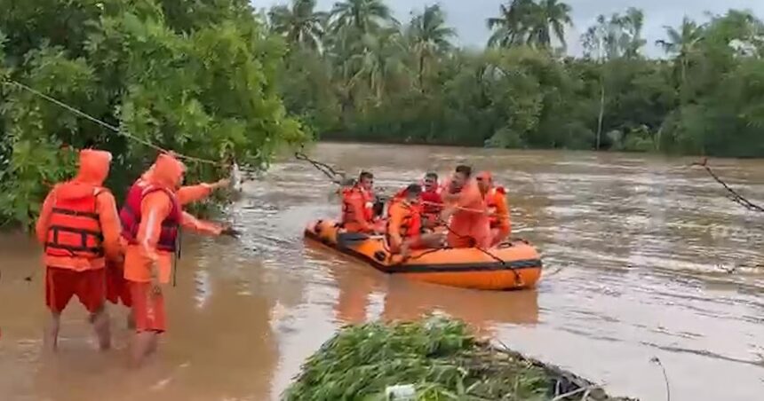 नवसारी में थमी बारिश पर सैलाब का सितम जारी: NDRF ने 'देवदूत' बन बचाई 80 से ज्यादा जिंदगियां।