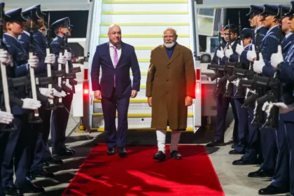 न्यूज़ीलैंड में PM मोदी का मेगा वेलकम! दक्षिण कोरियाई राष्ट्रपति की खुशी और सोशल मीडिया पर वायरल होती दोस्ती की ये बेमिसाल तस्वीर।