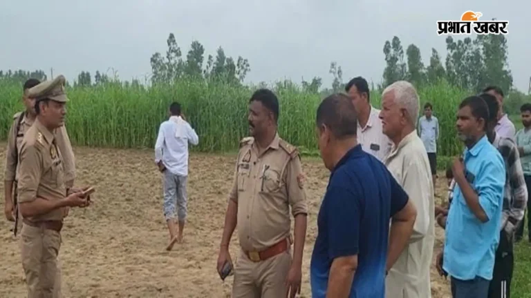 मुरादाबाद में हैवानियत: पति ने पकड़े पैर, देवर ने रेता गला; मां के बारे में पूछ रहे मासूम को भी उतारा मौत के घाट।
