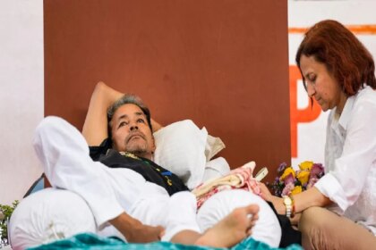 सोनम वांगचुक को अस्पताल ले जाने के बाद पत्नी ने लगाया ये आरोप, भूख हड़ताल पर बैठे अभिजीत दीपके