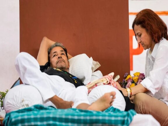 सोनम वांगचुक को अस्पताल ले जाने के बाद पत्नी ने लगाया ये आरोप, भूख हड़ताल पर बैठे अभिजीत दीपके