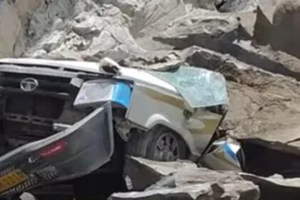हिमाचल: लाहौल स्पीति में बड़ा हादसा, भूस्खलन की चपेट में आई टैक्सी, 13 लोगों की मौत