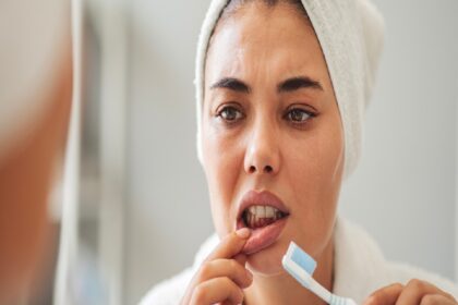 हेल्थ टिप्स: अगर बार-बार मसूड़ों से आता है खून तो आप भी करें ये काम, मिलेगा फायदा...
